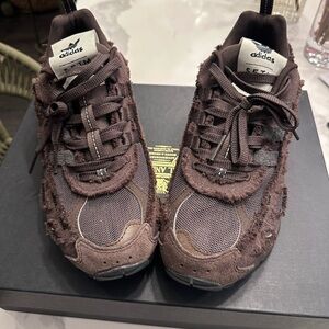 adidas Men’s Chocolate Brown Frayed-Detail Sneakers